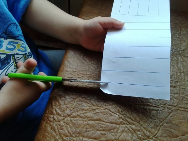 Занятие с ребенком 3-х лет: обучение работе с ножницами